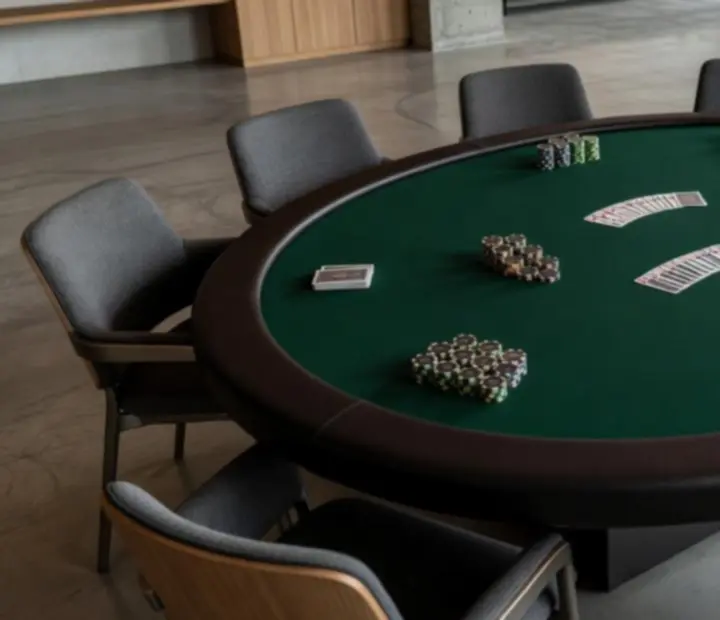Profesionální pokerové stoly připravené pro firemní večer